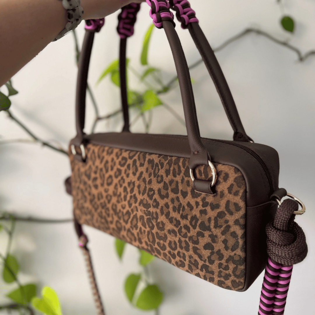 skórzana torebka w kolorze brązowym w panterkę z plecionym ręcznie paskiem