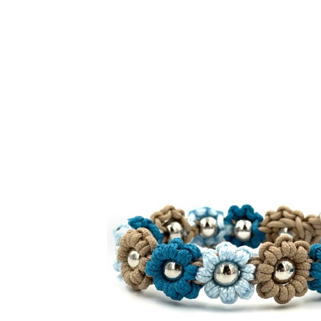 Ręcznie pleciona obroża dla małego psa, elegancki styl, niebieskie odcienie w połączeniu z beżem.